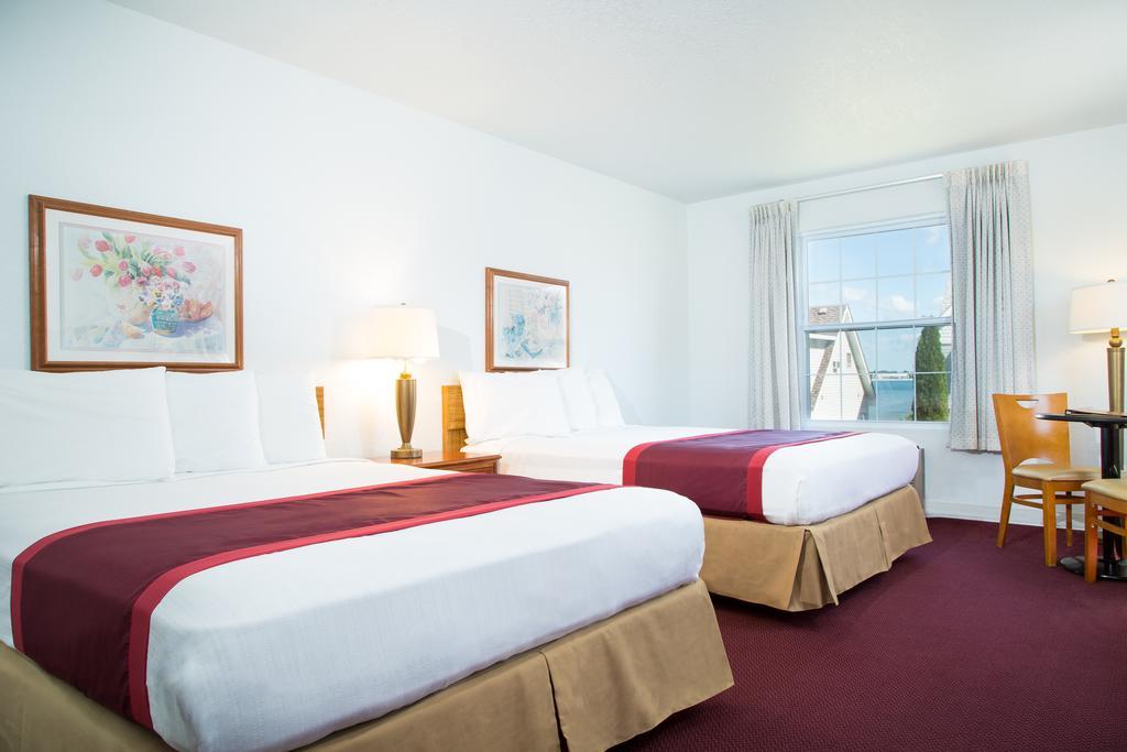 Clearwater Lakeshore Motel Mackinaw City Bilik gambar